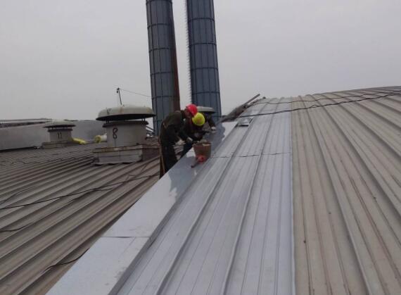 屋顶彩钢瓦更换时做好安全保护工作