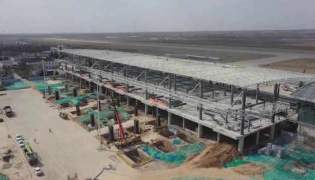 运城机场改扩建项目加快推进，成华防坠器坚守防护岗位